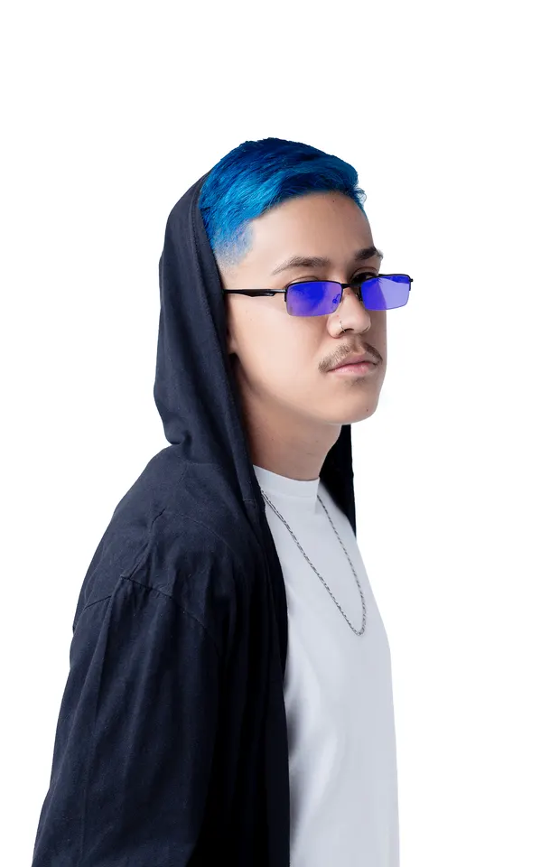 Patrick Richard de cabelo azul, capuz preto e óculos roxos